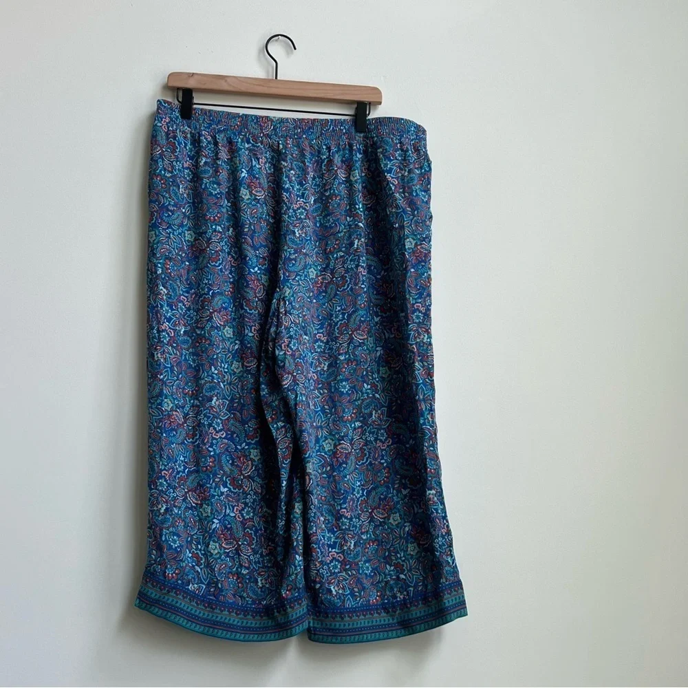 Women’s pants J Jill Silky-Soft Full-Leg Crops small Paisley Floral Beach